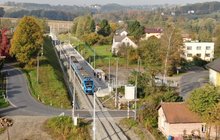 Przystanek Bażanowice, widok z lotu ptaka na pociąg przy peronie, fot. Adam Roik