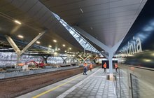 Widok na budowę nowych peronów na stacji Warszawa Zachodnia, na peronie trzech pracowników w odblaskowej odzieży ochronnej