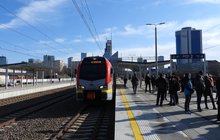 Podróżni na peronie stacji Warszawa Główna i pociąg.