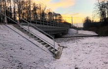 Nowe schody nad wyremontowaną dwutorową przeprawę kolejową w Rykach nad rzeką Zalesianką na trasie Łuków-Radom fot. Artur Wilk PLK