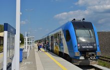Pociąg i pasażerowie na nowym peronie w Czaplinku, fot. Zbigniew Todorowski