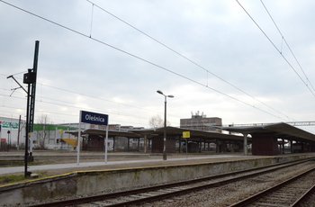 Stacja Oleśnica. Widać tablice z nazwą stacji, perony i wiaty peronowe. Fot. M. Pabiańska