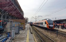 Widok na peron pierwszy i pociągi na stacji Kielce, fot. Piotr Hamarnik