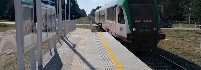 Peron przystanku Płociczno koło Suwałk, jedzie pociąg fot Tomasz Łotowski, PKP Polskie Linie Kolejowe SA (1)