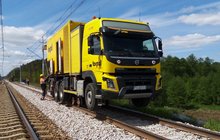 Maszyna dwudrogowa na torach na odcinku Radzice - Wolanów fot. Aleksandra Sobolewska PLK