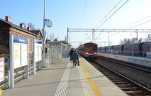 Stacja Sławków, podróżni czekają na nadjeżdżający pociąg, widać wiatę i tablicę informacyjną, fot. Katarzyna Głowacka