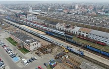 Łapy - prace na stacji obok stoją pociągi. fot. Artur Lewandowski PKP Polskie Linie Kolejowe S.A.