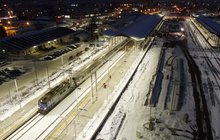 Stacja Białystok - jedzie pociąg widok z drona, fot Artur Lewandowski PKP Polskie Linie Kolejowe SA