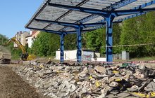 Konstrukcja starej wiaty na peronie nr 4. W tle pracujące maszyny_fot. Andrzej Puzewicz