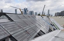 Montaż paneli fotowoltaicznych na dachu Warszawy Zachodniej. W tle centrum Warszawy_fot. Martyn Janduła