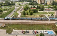 Parking przy przystanku Dąbrowa Górnicza Gołonóg z lotu ptaka, na zdjęciu widoczny pociąg, fot. Krzysztof Ścigała 1