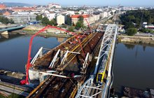 Pociąg przejeżdża obok budowanych, nowych mostów nad Wisłą, fot. Piotr Hamarnik