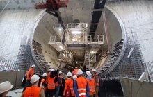 Uczestnicy wycieczki po podziemnym tunelu kolejowym w Łodzi obserwują tarczę TBM; fot. Rafał Wilgusiak