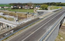 Dąbrowa-Kity - wiadukt nad torami widok na jezdnię i ciąg pieszo rowerowy fot Paweł Mieszkowski PKP Polskie Linie Kolejowe SA