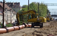 Maszyny, koparka, przygotowują podłoże pod nowe tory przy ul. Kolejowej_fot. Andrzej Puzewicz