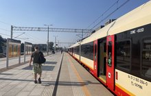 Pasażerowie wysiadają z pociagu na stacji Warszawa Olszynka Grochowska, fot. Anna Znajewska-Pawluk