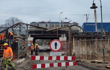 Pociąg towarowy jadący po moście w Opolu i prace remontowe, fot. Mirosław Siemieniec