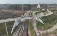 Nowy wiadukt drogowy w Sterławkach Wielkich Widok z góry na nowy wiadukt drogowy w Sterławkach Wielkich. fot. Damian Strzemkowski PLK