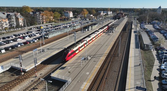 Widok z góry na pociag na stacji Otwock, fot. A.Lewandowski, P.Mieszkowski