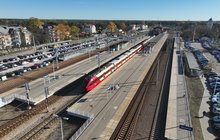 Widok z góry na pociag na stacji Otwock, fot. A.Lewandowski, P.Mieszkowski