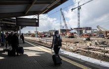 Widok na prace na stacji Warszawa Zachodnia i sylwetki podróżnych, fot. Izabela Miernikiewicz