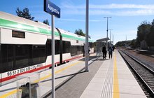 Stacja Augustów podróżni wysiadają z pociągu fot Tomasz Łotowski PKP Polskie Linie Kolejowe SA