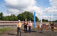 Briefing prasowy w miejscu budowy nowego przystanku Katowice Morawa, na zdjęciu uczestnicy wydarzenia, fot. Tomasz Kiełbasa (2)