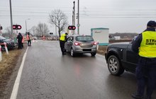 Krasne_Ambasadorzy Bezpieczeństwa prowadzą akcję na przejeździe, fot. Dorota Szalacha (1)