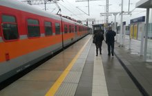 Podróżni na peronie w Rokietnicy, w tle pociąg. fot. Radek Śledziński