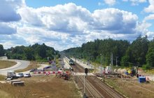 Topór - przystanek kolejowy jedzie pociąg fot Radosław Nowak PKP Polskie Linie Kolejowe SA