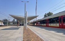 Historyczna kostka na peronie stacji Warszawa Olszynka Grochowska, widać pasażerów wsiadających do pociagu, fot. Anna Znajewska-PAwluk