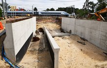 Konstrukcja ścian na dojeździe do tunelu. Przejeżdżające Pendolino_fot. Martyn Janduła