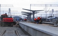 Nowy peron, prace na torach, odrestaurowane filary_fot. Andrzej Puzewicz