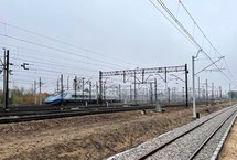 Nowy tor linii 7 przed podbiciem, widać sieć trakcyjną, przejeżdżający pociąg, fot. Anna Znajewska-Pawluk
