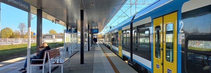 Stacja Dąbrowa Górnicza, podróżni na peronie, przy peronie pociąg, fot. Katarzyna Głowacka