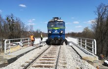 Lokomotywa na nowym wiadukcie w Wojkowicach, fot. PLK