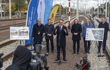Minister Infrastruktury, Dariusz Klimczak wypowiada się podczas konferencji na stacji w Aninie, fot. Brylowski