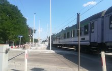 Pociąg na przejeździe w pobliżu nowego peronu w Solcu Wielkopolskim, fot. Radek Śledziński