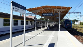 Pociągi przy peronie na stacji Kołobrzeg, fot. Bartosz Pietrzykowski