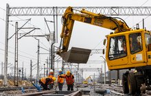 Przystanek Zduńska Wola Karsznice, układanie torów, koparka, pracownicy Fot. Łukasz Bryłowski PLK