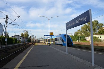 Stacja Sosnowiec Główny, widoczny pociąg, na peronie tablica z nazwą stacji, fot. Katarzyna Głowacka