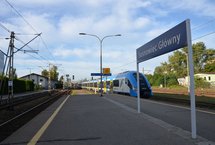 Stacja Sosnowiec Główny, widoczny pociąg, na peronie tablica z nazwą stacji, fot. Katarzyna Głowacka