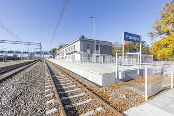 Widok na nowy peron i tor na stacji Ostrołęka oraz nowe tablice informacyjne z nazwą stacji i budynek dworca fot. Łukasz Bryłowski