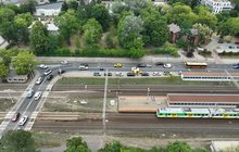 Widok z góry na przystanek Warszawa Rembertów, widać pociąg i pobliski przejazd kolejowo-drogowy, fot. A.Lewandowski, P.Mieszkowski