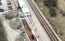 Linia nr 97 Sucha Beskidzka - Żywiec_ budowa nowych torów wraz z siecią trakcyjną,peronów, przejazdów, mostów fot. Krzysztof Dzidek (8)