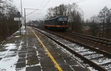 Lokomotywa przy peronie przeznaczonym do przebudowy w Kępnie, fot. Radek Śledziński