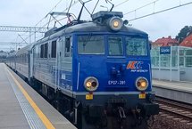 Pociąg IC Hańcza przy peronie stacji Giżycko. fot. Piotr Sydov PKP Intercity 1