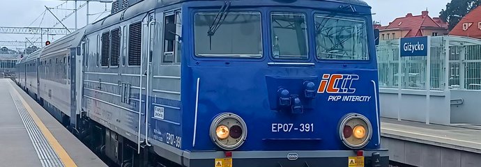 Pociąg IC Hańcza przy peronie stacji Giżycko. fot. Piotr Sydov PKP Intercity 1