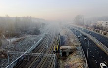 Pociąg jedzie w kierunku przystanku Kraków Podgórze, widok z lotu ptaka, fot. Piotr Hamarnik