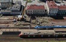 Stacja Czechowice-Dziedzice z lotu ptaka, widać prace przy budowie peronu i przejścia podziemnego oraz dwa pociągi przy czynnym peronie, fot. Walentyna Respondek